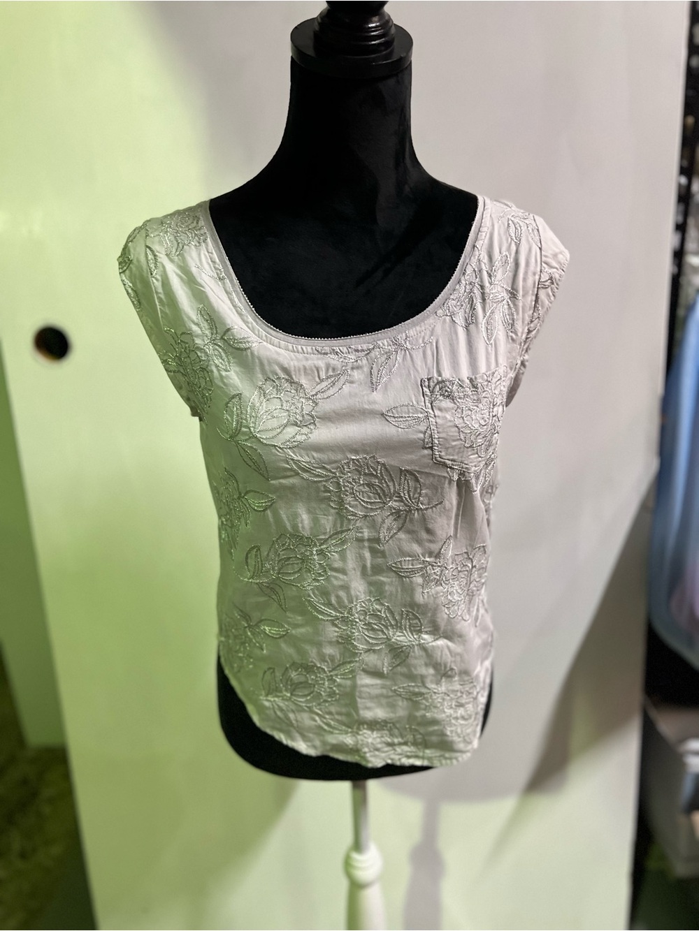 Abercrombie & Fitch White Embroidered Scoop Neck Top